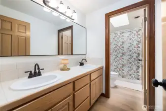 Full guest bathroom w/double vanity, new flooring, skylight.