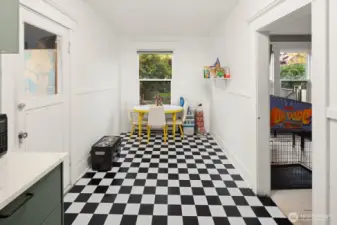 Unit #2011: This angle of the kitchen shows an eat-in configuration of this flexible layout.