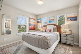 Quessn size bed with lots of room.