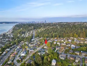 Perched above iconic Alki Beach with breathtaking views—just minutes from the heart of downtown Seattle! Just one block from the bus or Water Taxi to downtown Seattle.