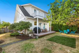 The east side of the yard is the perfect spot for your green thumb. So much sunlight and the value of being on the corner!