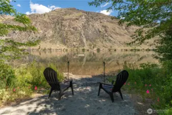 The access trail offers privacy and an oasis on the Columbia
