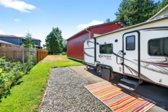 RV Full Hook-up.  Access to the backyard.