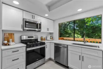 Completely renovated kitchen from head to toe!