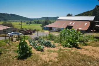 Garden,Barn 90x90 Fields beyond