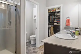 Primary ensuite w/walk-in-closet