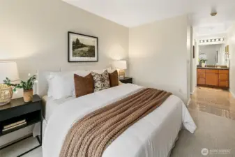 Full floor suite with en-suite bath and walk in closet