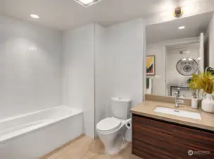 Full bath in hallway