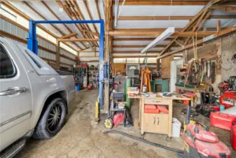 Shop with hydraulic lift