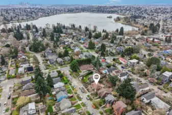 Set just a five minute stroll from all the fun of Green Lake - this location cannot be beat!