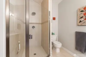 Primary en-suite bath.