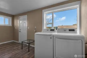 XL laundry room that is big enough to use as an office space, main level