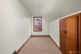 2nd bedroom upstairs with new carpet.