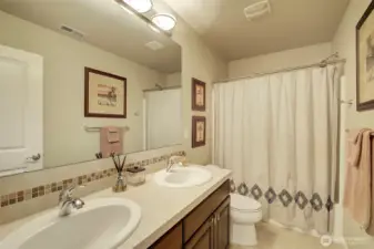 Hall bath servicing secondary bedrooms