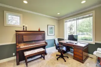 Main Level den