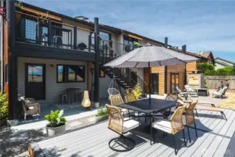 Beautiful sundeck, nice storage area behind it.