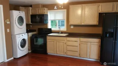 ADU : kitchen (photos taken when vacant) with separate W&D