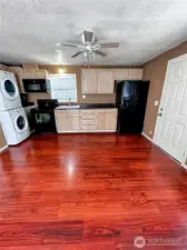 ADU : kitchen (photos taken when vacant)