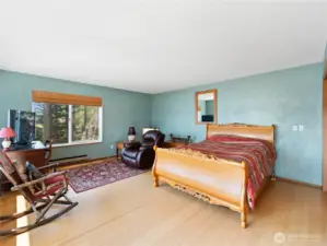 Spacious primary bedroom.