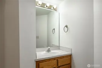 Main level 1/2 bathroom