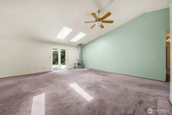 Vaulted ceiling, skylights= tons of light