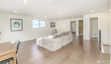 Large Upstairs Loft/Bonus room