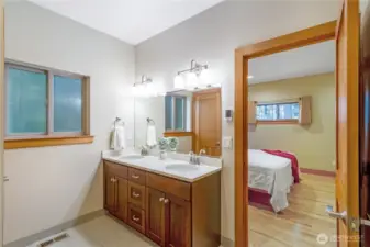 Ensuite vanity with double sinks and ample counter space