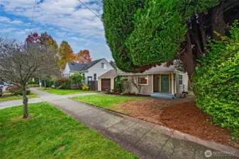 Friendly Whittier neighborhood with great amenities including easy transit access, coffee shops, restaurants, and more - walk score of 89!