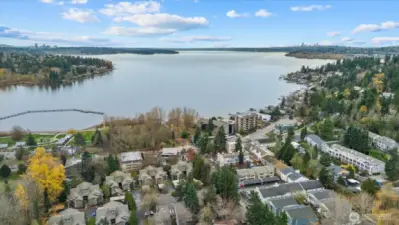 Minute walk to Juanita Beach Park