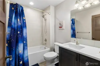 Upstairs full bathroom