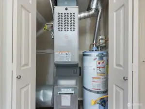 Gas furnace and water heater under 5 yrs old, in laundry rm closet.