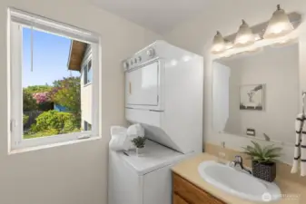.5 bath + washer/dryer on main
