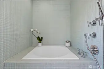 Japanese soaking tub that dramatically fills from above!