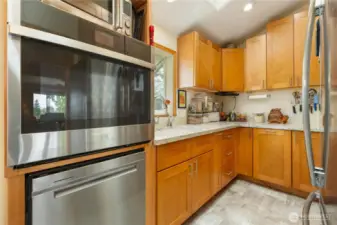 Double ovens and modern appliances—perfect for the home chef.  Double ovens and modern appliances—perfect for the home chef.