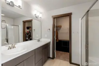Double sinks in primary bathroom