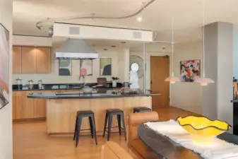 Great kitchen with breakfast bar