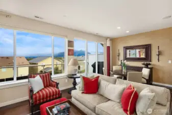 Mount Si forms a stunning backdrop for both levels.