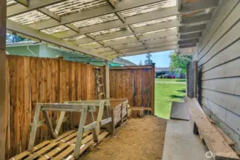 Covered workshop space—ideal for storage, weekend projects, or DIY hobbies.