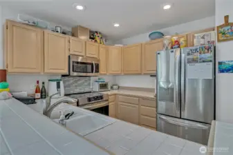 Eat-in kitchen bar