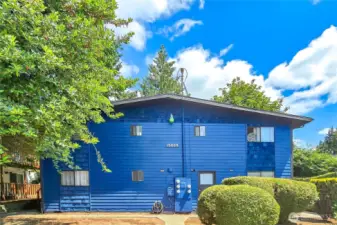Freshly painted, fully rented 4 plex w/ walking score of 91 in Burien!!