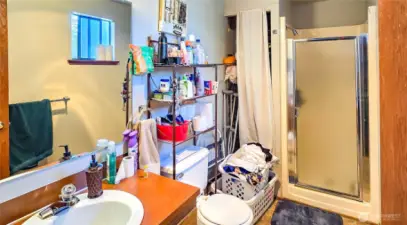 Unit 4 - En-Suite 3/4 bathroom