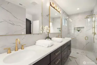 Curbless walk-in shower with full tile surround