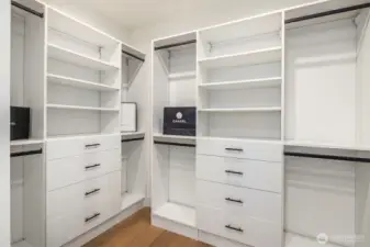 Custom closet organizers offers plenty of storage space