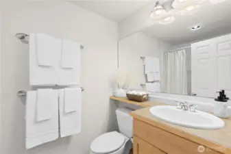 Guest full bathroom.