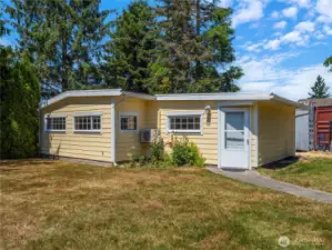 Charming 476 sq.ft. detached dwelling. Convert the second dwelling into an ADU-ideal for guests, rental income, or multigenerational living.