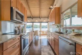 Stainless appliances, gorgeous countertops and cabinets....