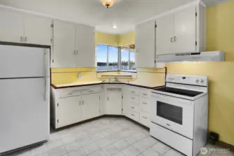 Doing dishes has never been more enjoyable! The vintage countertop tile is in great condition.