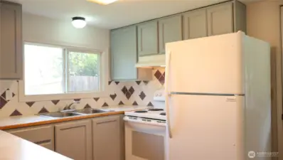 This kitchen has so much cabinet space, you may not need it all.