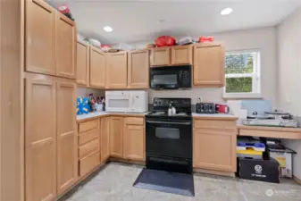 Plenty of cabinets and eating counter in this spacious kitchen.