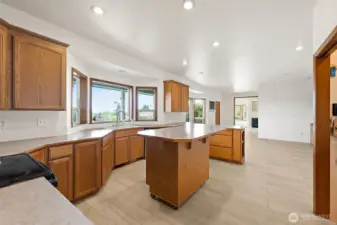 Large kitchen w/tons of storage